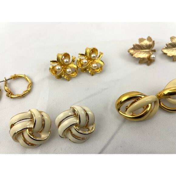 VTG Lot of 12 Assorted Gold Toned Clip-on Earrings Signed Trifari SaraCov Napier - Picture 5 of 16